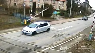 Wjechała na przejazd, gdy opadały rogatki 