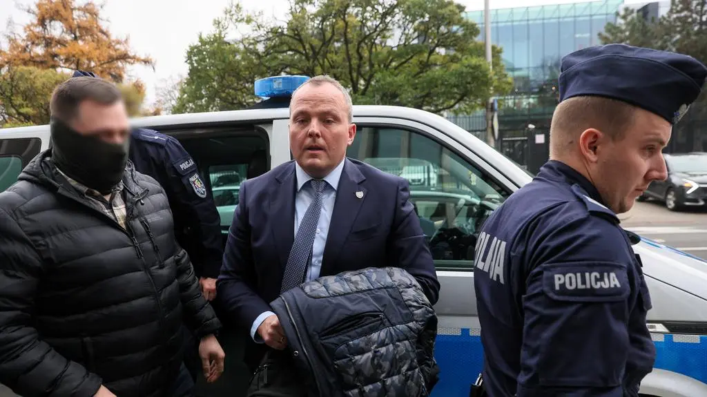 Piotr Pogonowski w asyście policji 