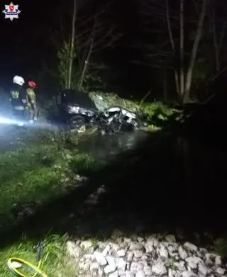 Kierowcę wyciągali z auta strażacy 