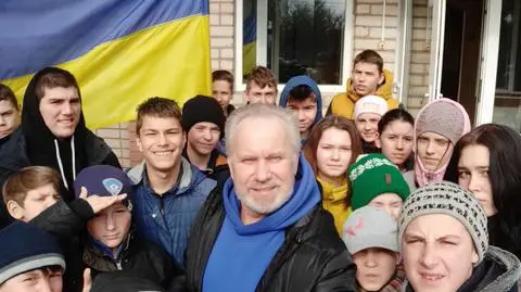 Dyrektor sierocińca w Stepaniwce Władimir Sahaidak z podopiecznymi