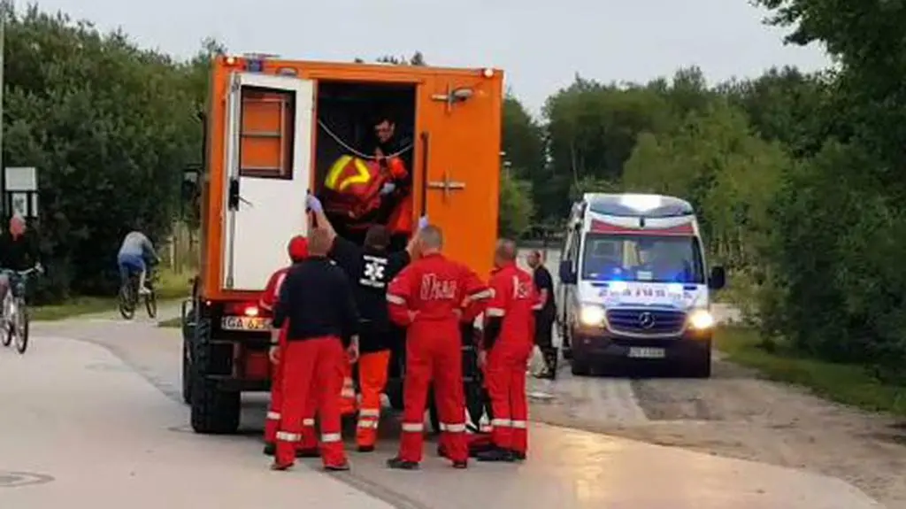 Czworo spadochroniarzy wpadło do morza