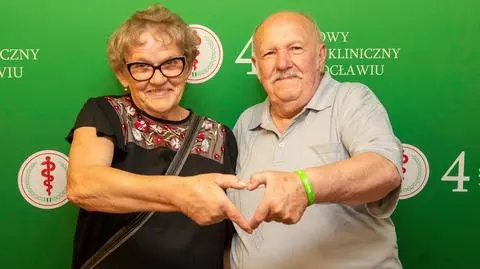 Pacjenci, Danuta i Henryk Łukasiewicz podczas konferencji prasowej w siedzibie Wojskowego Szpitala Klinicznego we Wrocławiu
