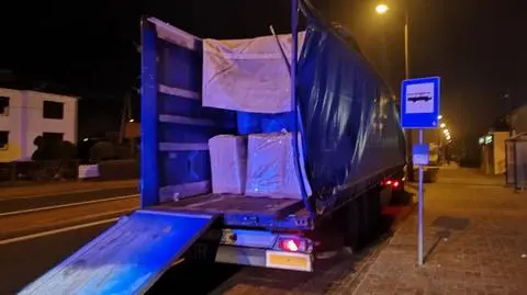 Jechał od jednej krawędzi jezdni do drugiej, uderzył w drzewo, ale się nie zatrzymał. Z tira na drogę wypadał towar