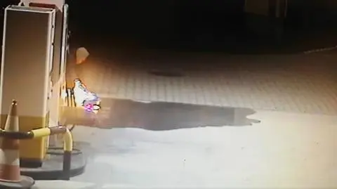 Rozlał paliwo z dystrybutora na stacji benzynowej, podpalił i uciekł