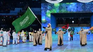 Z flagą: Fayik Abdi, chorąży i jedyny zawodnik delegacji Arabii Saudyjskiej