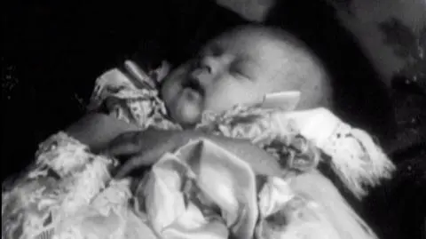 Gdy się urodził, policja krążyła wokół pałacu, by uciszyć świętujących. Dziś jego wielki dzień