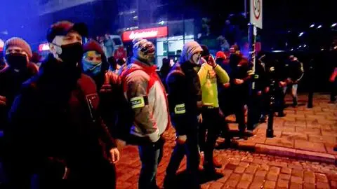 Nieumundurowani policjanci podczas protestu na placu Powstańców Warszawy