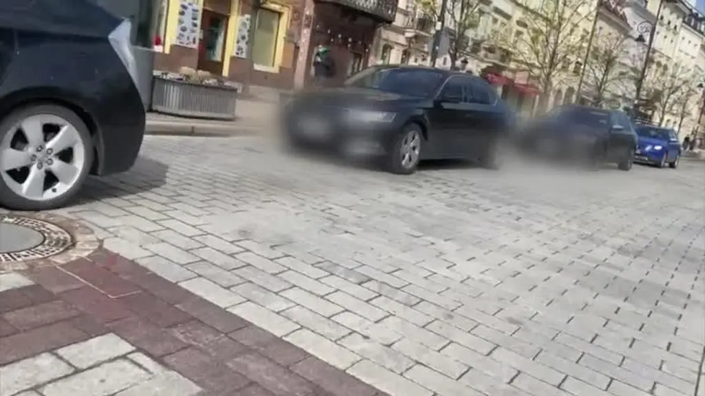 lakomski blur 2