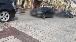 Limuzyna prezesa PiS na Krakowskim Przedmieściu (nagranie z 22 kwietnia)