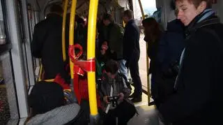 Czytają książki w tramwajach