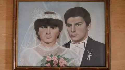 Zdjęcie, na podstawie którego powstało monidło wykonano w 1989 roku. Uwieczniono na nim rodziców Małgorzaty Michaluk