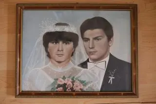 Zdjęcie, na podstawie którego powstało monidło wykonano w 1989 roku. Uwieczniono na nim rodziców Małgorzaty Michaluk