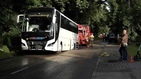 Autobus zawisł na podmytą jezdnią