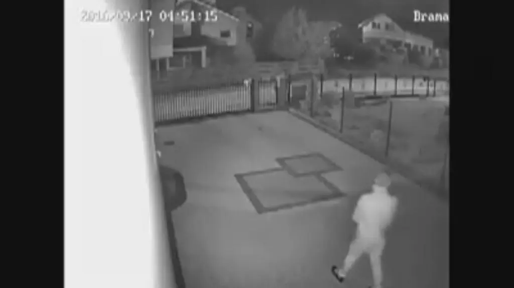 Włamuje się przez okna 