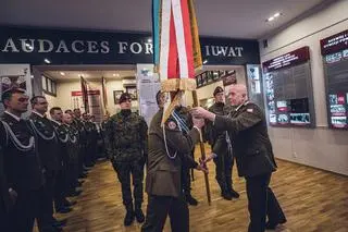 Gen. bryg. Grzegorz Grodzki przekazuje sztandar 6. Brygady Powietrznodesantowej