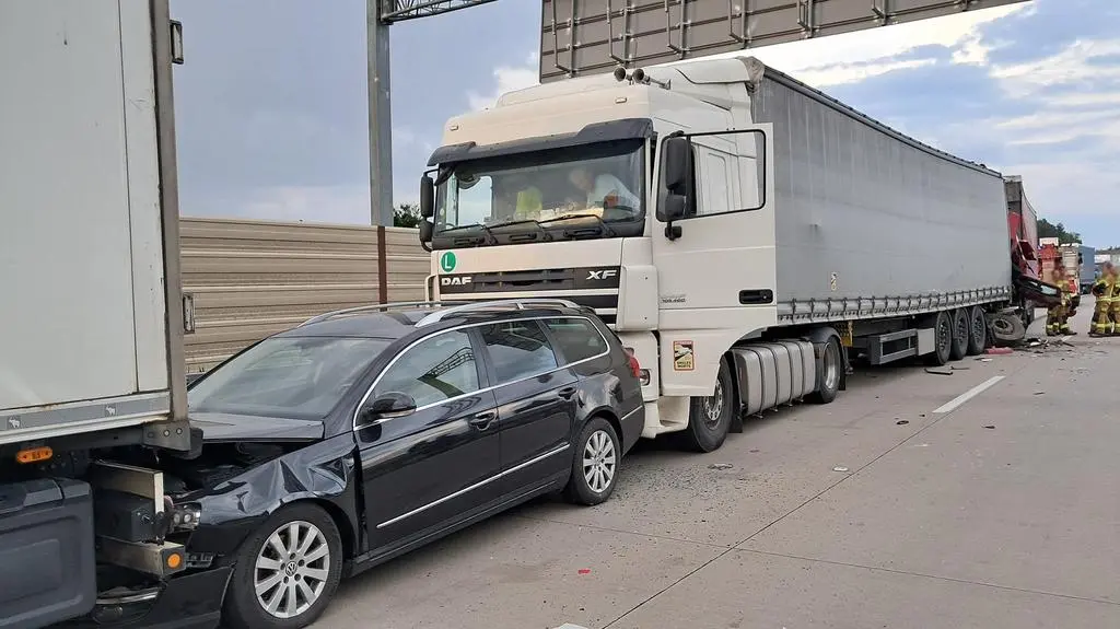 Auto pomiędzy ciężarówkami