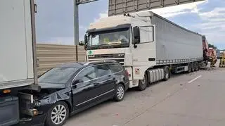 Auto pomiędzy ciężarówkami