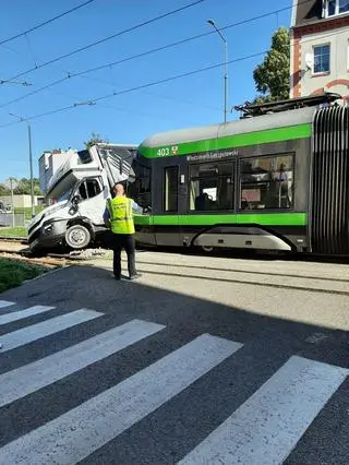 Zderzenie tramwaju z samochodem dostawczym w Elblągu