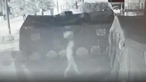 Kradzież sprzętu strażaków z namiotu przed szpitalem w Drezdenku. Monitoring