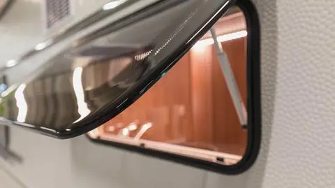 Małżeństwo znaleziono w przyczepie kempingowej