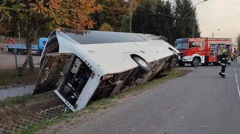 Autokar zjechał do rowu i uderzył w słup. Są ranni. Droga zablokowana