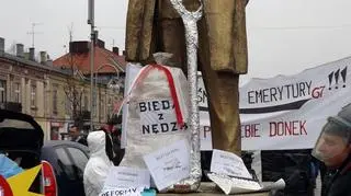 "Bieda z nędzą" i "list do Peru" pod pomnikiem Donalda Tuska w Częstochowie