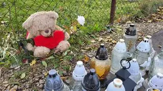W miejscu, gdzie zginął 11-letni Paweł długo stały kwiaty i znicze i maskotka misia