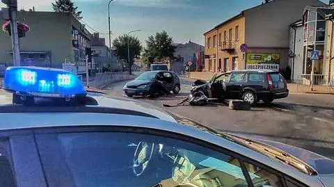 Nie ustąpiła pierwszeństwa, doszło do zderzenia. Dwie osoby w szpitalu, nagranie ku przestrodze