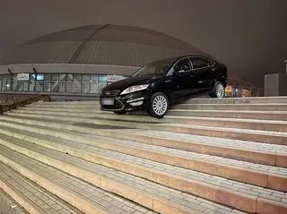 Wjechał na schody i utknął