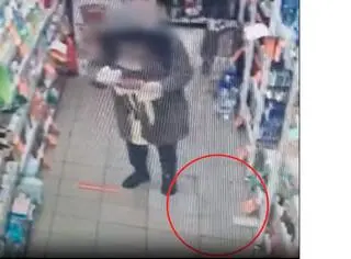 Portfel seniorki wpadł pod regał w sklepie