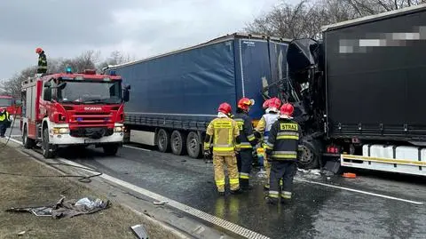 Wypadek dwóch ciężarówek i auta osobowego na A4. "Kierowca był zakleszczony"