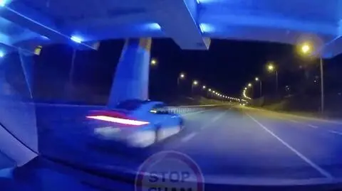 Samochód przejechał obok drugiego auta z dużą prędkością