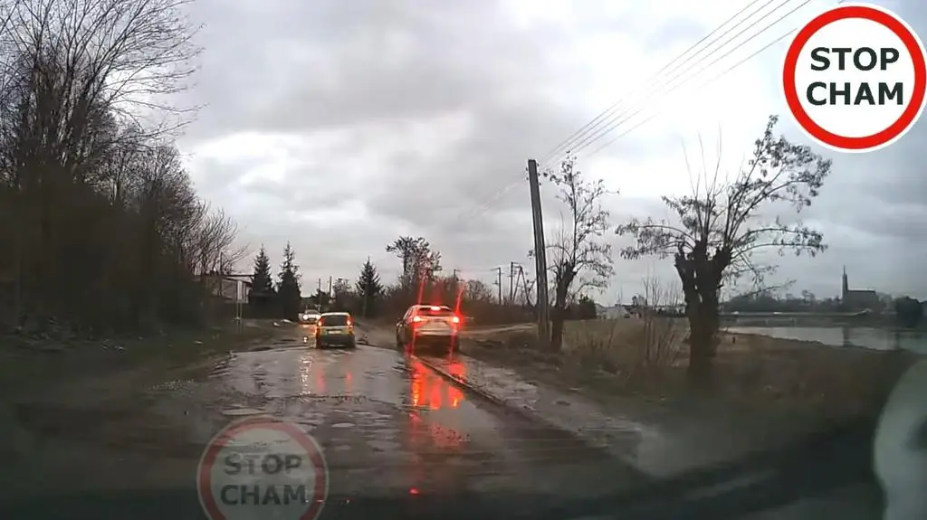 Inni próbowali jechać drogą pełną dziur, on pojechał chodnikiem
