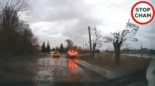 Inni próbowali jechać drogą pełną dziur, on pojechał chodnikiem