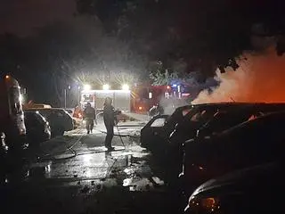 Dwa z siedmiu aut doszczętnie spłonęły