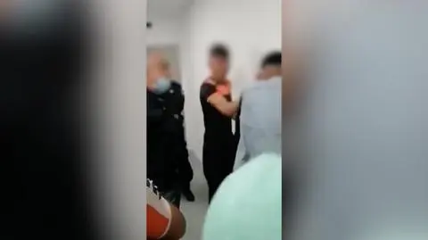 Policjant kazał Tunezyjczykom się bić