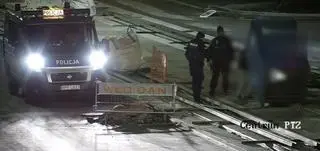 Przewrócił przenośną toaletę w centrum miasta. Dostał mandat i musiał ją podnieść