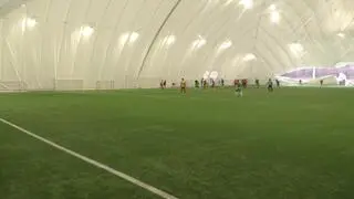 Wiatr uszkodził balon nad boiskiem piłkarskim