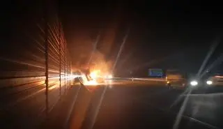 Samochód osobowy zapalił się na A2