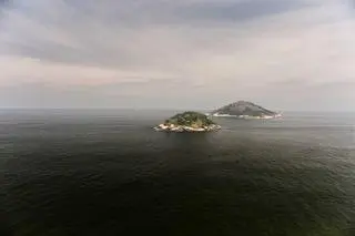 Wyspy Pecas (z przodu) i Palmas (z tyłu) w pobliżu Rio de Janeiro