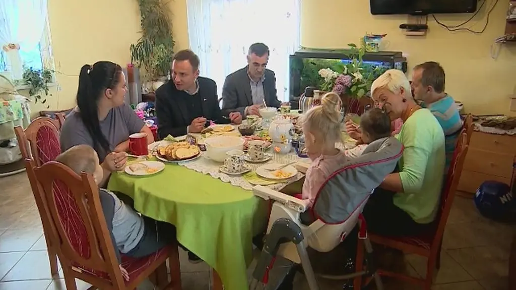 Andrzej Duda w rodzinnym domu dziecka w Śmiechowicach