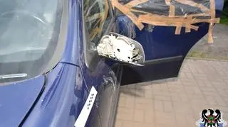 Wybita szyba, potłuczone lusterka, zniszczona karoseria