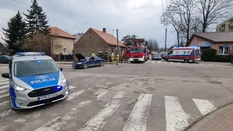 Zderzyły się dwa auta. Potrącona została kobieta z trójką dzieci, jedno było w wózku