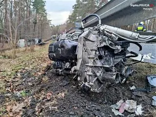 Silnik mazdy przekoziołkował przez barierki