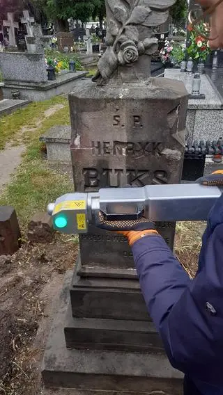 Po zabrudzonej powierzchni porusza się wiązka laserowa. Po chwili powierzchnia jest czysta.   