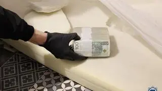 Wysyłali fałszywe SMS-y. Wyłudzili ponad 2,5 miliona złotych