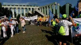 Protestujący zbierają się przy Placu Krasińskich