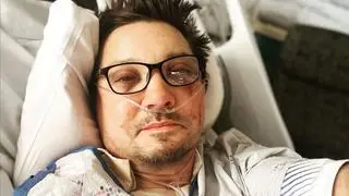 Jeremy Renner opublikował w mediach społecznościowych zdjęcie ze szpitalnego łóżka
