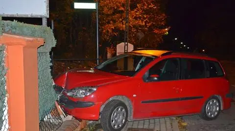 Pijany kierowca wjechał w ogrodzenie