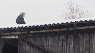 35-latek, który nie chciał oddać się w ręce policji schował się na dachu stodoły